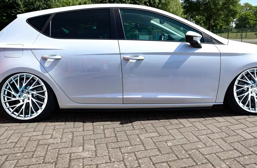 Neu Im Sortiment CUP Seitenschweller mit Wings vorne passend für Seat Leon 5F 5-Türer und ST